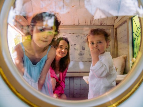 Speelhuisje van kinderen met halve bol raam